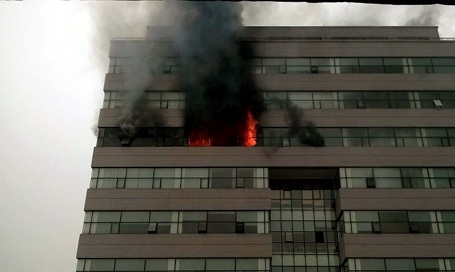 Cháy lớn tại giảng đường Đại học Ngoại thương Hà Nội - 1 Lực lượng cứu hỏa dùng xe thang ứng cứu.