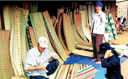 Khóc như mưa khi nhận… thưởng Tết - 1 Người lao động nhận thưởng Tết bằng chiếu ở Nga Sơn, Thanh Hóa đã mang ra chợ bán. Ảnh: