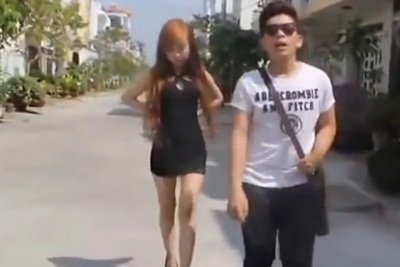 Phạt nhóm quay clip “Anh không đòi quà” 750.000 đồng - 1 Hình ảnh cắt từ một phiên bản Anh không đòi quà đang xuất hiện trên mạng