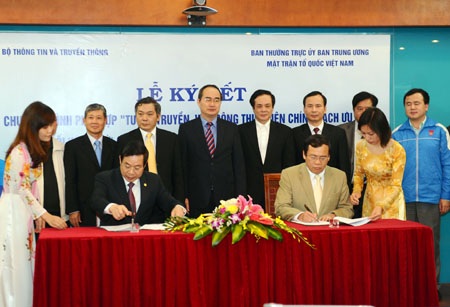 Quang cảnh buổi lễ ký kết