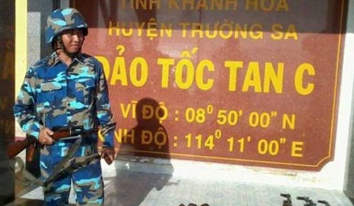 Thêm một người lính Trường Sa ngã xuống biển khơi - 1 Trung úy Phan Văn Hạnh trong một ca gác tại đảo Tốc Tan C.