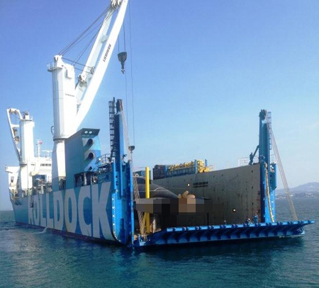 Cận cảnh tàu ngầm Kilo Hà Nội “khoe mình” trên vịnh Cam Ranh - 2 Bắt đầu hạ cửa hậu sau lái của tàu mẹ.