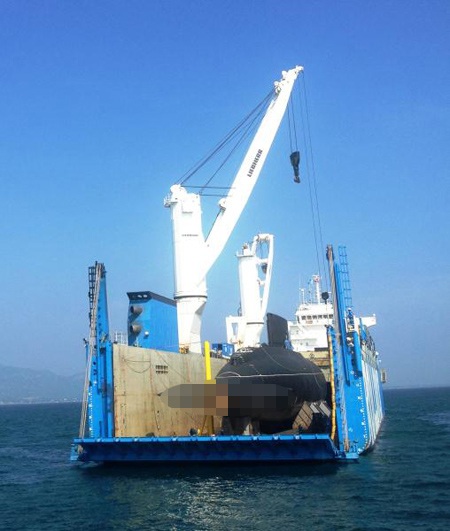 Cận cảnh tàu ngầm Kilo Hà Nội “khoe mình” trên vịnh Cam Ranh - 4 Tàu ngầm Kilo Hà Nội hiện rõ sau khi đã tháo xong các thiết bị gia cố.