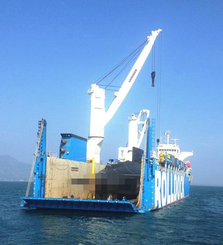Cận cảnh tàu ngầm Kilo Hà Nội “khoe mình” trên vịnh Cam Ranh - 6 Tàu ngầm Kilo Hà Nội trông hùng dũng như cá mập đại dương trên vịnh Cam Ranh sáng 2/1.