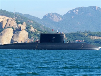 Cưỡi tàu cá “đi săn” tàu ngầm - 4 Tàu ngầm được lai dắt vào Quân cảng Cam Ranh. Ảnh: Nguyễn Đình Quân.