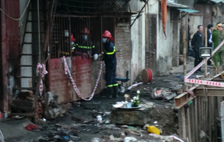 Gia đình lập bàn thờ vội cho nữ sinh xấu số ngay tại hiện trường vụ cháy