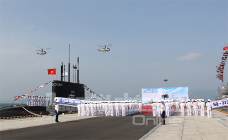 Lễ tiếp nhận Tàu ngầm HQ-182 Hà Nội - 1 Toàn cảnh buổi lễ tiếp nhận Tàu ngầm HQ-182 Hà Nội.