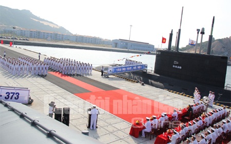 Lễ tiếp nhận Tàu ngầm HQ-182 Hà Nội - 2 Toàn cảnh buổi lễ tiếp nhận Tàu ngầm HQ-182 Hà Nội.