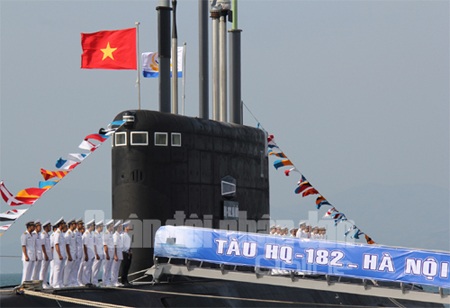 Lễ tiếp nhận Tàu ngầm HQ-182 Hà Nội - 6 Lá cờ Tổ quốc và cờ Hải quân tung bay trên đài chỉ huy của Tàu ngầm HQ-182 Hà Nội.