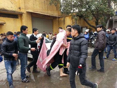 Hà Nội: Cháy cực lớn tại Công ty len Hà Đông - 2 Một lính cứu hỏa bị thương được đưa ra khỏi hiện trường