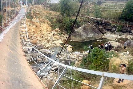 Lãnh đạo xã đã can ngăn trước khi đoàn đưa tang qua cầu - 3 Hiện trường cây cầu gây sự cố thương tâm