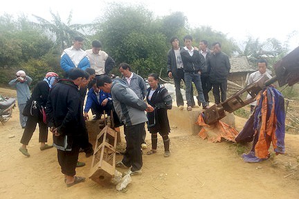 Lãnh đạo xã đã can ngăn trước khi đoàn đưa tang qua cầu - 4 Bàng hoàng sau vụ sập cầu