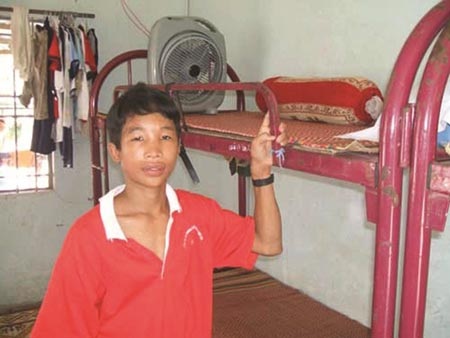 Cuộc đời kỳ lạ của đứa bé một thời bị tra tấn: Thoát khỏi bạo hành, ngỡ mình là “sao” - 1 Hào Anh lúc ở Trung tâm Bảo trợ xã hội tỉnh Cà Mau.