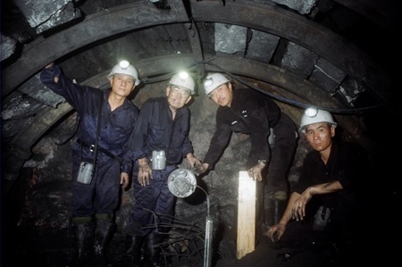 Tiến sĩ Isei cùng các công nhân Việt Nam tại mỏ Hồng Thái