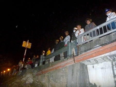 Người dân tập trung theo dõi vớt thi thể nạn nhân.