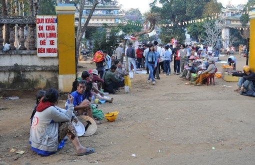 Người đàn bà to, khỏe cũng bon chen ăn xin