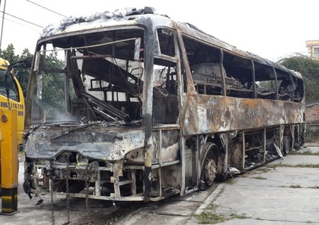 Xe khách bốc cháy trơ khung