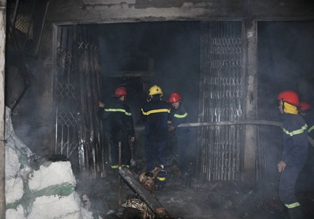 Lực lượng chức năng nỗ lực dập lửa