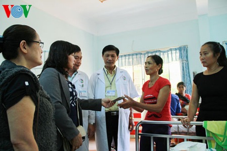 Rót xăng làm cháy nhà, 5 người nhập viện cấp cứu - 2 Các nhà hảo tâm đến Bệnh viện Đa khoa tỉnh Gia Lai để hỗ trợ cho gia đình anh Tiệp