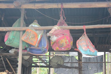 Những câu chuyện rợn người ở làng “ma ám” - 2 Người làng ma ám bỏ đi đến vở sách dụng cụ học tập của con em họ cũng không được mang theo