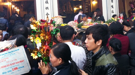 Đầu năm nói chuyện đi chùa và những ngôi chùa không có hòm công đức - 2 Chen chúc đi chùa, thoải mái chặt chém