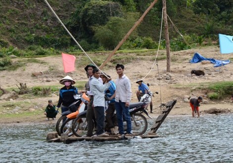 Làng “đu dây” sắp có cây cầu mơ ước - 2 Mùa mưa bão năm nay, người dân không còn chịu cảnh đu dây qua sông