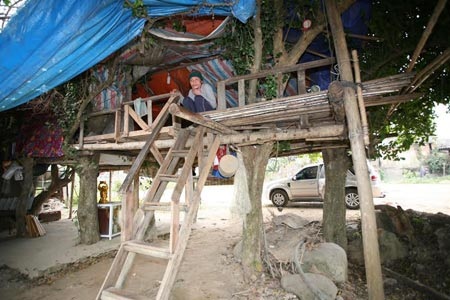 Kỳ dị người đàn ông làm nhà trên cây để cai nghiện - 4 Thắp nhang khấn Phật mong tìm lại con gái.