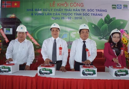 Ông Nguyễn Trung Hiếu cùng lãnh đạo nhấn nút phát lệnh khởi công công trình