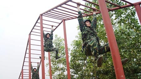 Xông đất lính đặc nhiệm - 3 Chiến sĩ Đại đội Đặc nhiệm 7 rèn luyện kỹ năng vượt vật cản tổng hợp