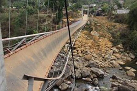 41 người đi đưa tang gặp nạn trong vụ sập cầu - 1 Hiện trường vụ sập cầu khiến 41 người thương vong.