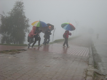 Trời rét đậm học sinh thị trấn Sa Pa vẫn đi học bình thường