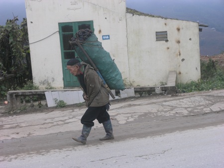 Bà con nông dân xã Trung Chải (Sa Pa) đi nhận phân bón phục vụ sản xuất vụ xuân