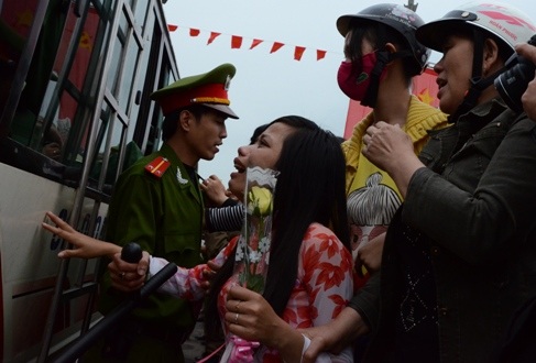 Bùi ngùi chia tay các tân binh lên đường làm nhiệm vụ.