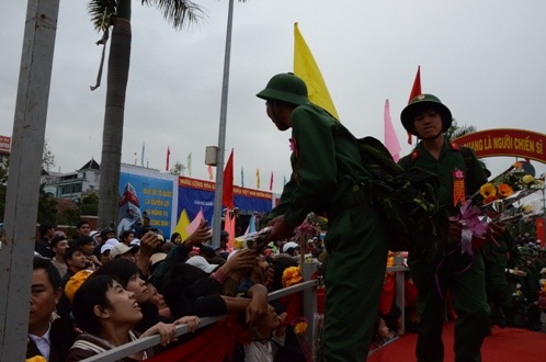 Bùi ngùi chia tay các tân binh lên đường làm nhiệm vụ.