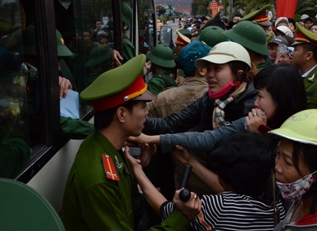 Bùi ngùi chia tay các tân binh lên đường làm nhiệm vụ.