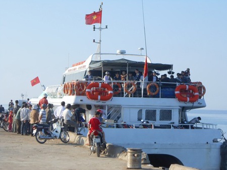 Tàu cao tốc An Vĩnh 01 vận chuyển khách từ đảo Lý Sơn vào đất liền.