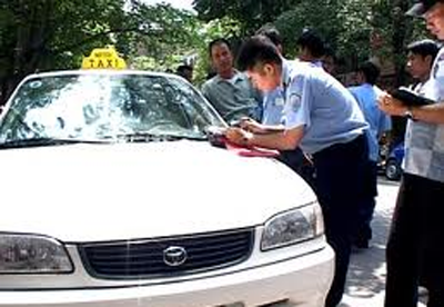 Hà Nội: Đi taxi 3km, du khách Anh phải trả 1 triệu đồng - 1 Taxi dù chặt chém du khách sẽ bị xử lý nghiêm (Ảnh minh họa)