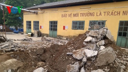 Vụ chôn thuốc sâu: Người tố cáo mòn mỏi chờ bằng khen - 1 Hàng trăm tấn thuốc sâu chôn dưới lòng đất đã được khai quật và tiến hành xử lý theo qui trình