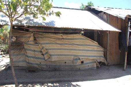 Các em trọ học trong những chiếc lán rách nát