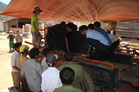 Những chiếc xe cày chờ sẵn đưa người xấu số về nơi an nghỉ cuối cùng