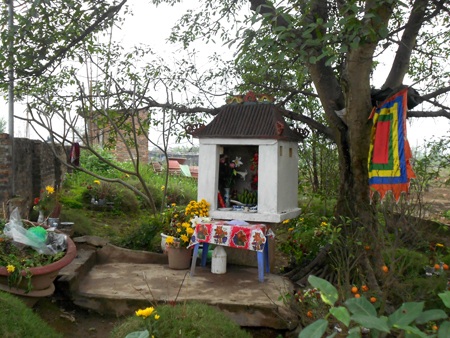 Chiếc thuyền dưới chân cầu Nhật Tân là nơi anh Dũng trực hàng ngày để phát hiện xác chết trôi sông