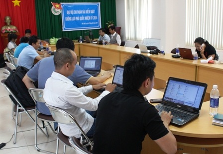 Thủy phi cơ DH-C6
đang tiếp nhiên liệu để tiếp tục cất cánh ra vùng biển (Ảnh: Công Quang)