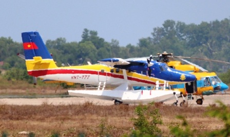 Thủy phi cơ DH-C6
đang tiếp nhiên liệu để tiếp tục cất cánh ra vùng biển (Ảnh: Công Quang)