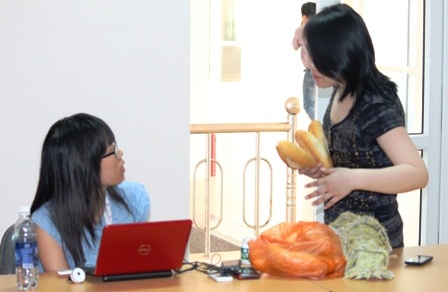 Phóng viên Việt Nam chia sẻ bữa trưa với đồng nghiệp nước bạn (Ảnh: Công Quang)