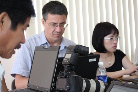 Các phóng viên nóng ruột chờ tin (Ảnh: Công Quang)