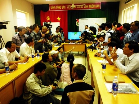 Hơn 8h, cuộc họp báo chưa bắt đầu nhưng hàng trăm phóng viên đã sẵn sàng chờ tin. (Ảnh: Phạm Tâm)