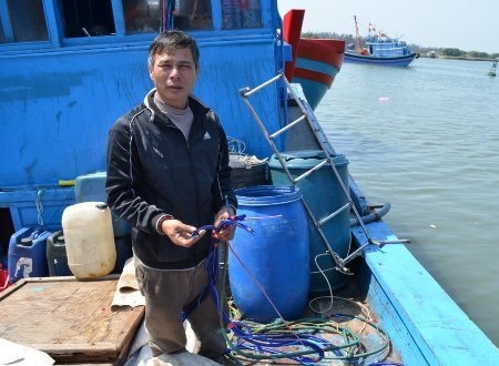 Thuyền trưởng Lựu xót xa khi bị cướp hết tài sản.