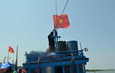 Ngư dân Lựu cột lại trụ cờ bị gãy.