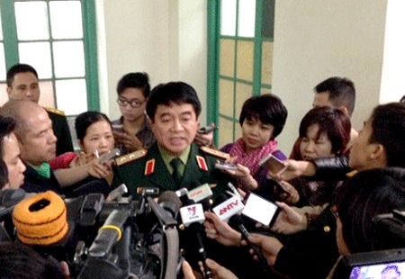 Triển khai tìm kiếm máy bay mất tích trên bộ - 1 Trung tướng Võ Văn Tuấn trao đổi với báo chí (Ảnh: Tuấn Hợp)