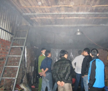 Hà Nội: Xưởng cơ khí bị thiêu rụi trong đêm - 2 Thẫn thờ nhìn xưởng bị thiêu rụi